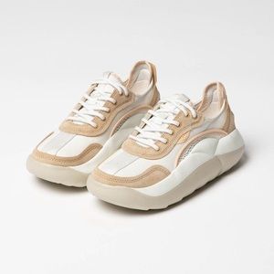 UGG- La Cloud Sneaker